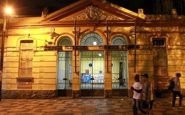 As unidades fechadas usavam prédios de escolas municipais, como é o caso da Escola Municipal Pereira Passos, que à noite cedia espaço para os alunos do Colégio estadual Eça de Queiróz