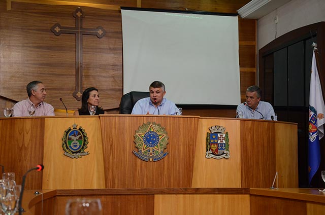 Subsecretário Sebastião, a prefeita Maria da Conceição, o presidente Essiomar e o vereador José Antônio