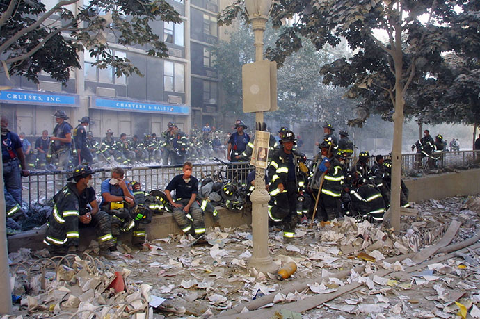 394277 10: New York City firefighters take a rest from rescue operations at the World Trade Center after two hijacked planes crashed into the Twin Towers September 11, 2001 in New York. (Photo by Ron Agam/Getty Images) Ron Agam/Getty Images Bombeiros de Nova Iorque descansam das operações de salvamento após a colisão dos aviões sequestrados com as Torres Gêmeas do World Trade Center. Nova Iorque, 11 de Setembro, 2001.