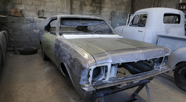 O veículo está na oficina, à espera do funileiro, dos acessórios e do motor de seis cilindros, se possível originais, para voltar a rodar
