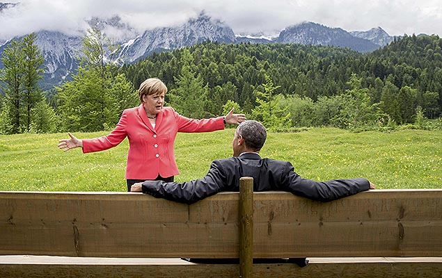 German Chancellor Angela Merkel speaks with U.S. President Barack Obama outside the Elmau castle in Kruen near Garmisch-Partenkirchen, Germany, June 8, 2015. Leaders of the Group of Seven (G7) industrial nations vowed at a summit in the Bavarian Alps on Sunday to keep sanctions against Russia in place until President Vladimir Putin and Moscow-backed separatists fully implement the terms of a peace deal for Ukraine. REUTERS/Michael Kappeler/Pool TPX IMAGES OF THE DAY ORG XMIT: mkx049