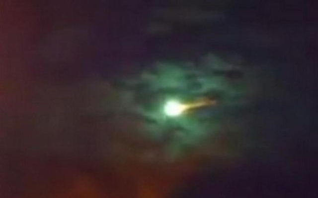 meteoro cruza os ceus