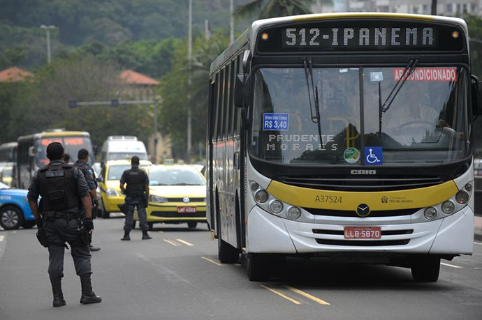 Policiais fazem blitz no Rio, para revistar ônibus com destino às praias, no esquema de segurança antecipado da Operação Verão, contra arrastões ocorridos no fim de semana passado (Fernando Frazão/Agência Brasil)