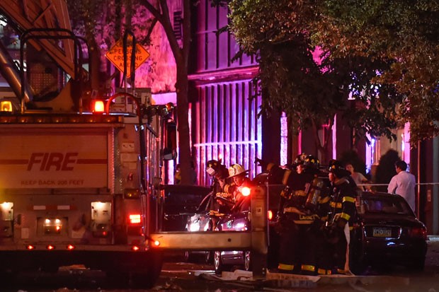 Bombeiros no bairro de Chelsea, em Nova York, em local onde ocorreu explosão na noite deste sábado (17) (Foto: Rashid Umar Abbasi/Reuters)