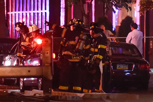 Bombeiros no bairro de Chelsea, em Nova York, em local onde ocorreu explosão na noite deste sábado (17) (Foto: Rashid Umar Abbasi/Reuters)