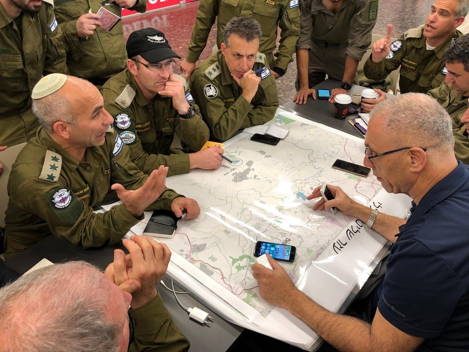Delegação de Israel reunida momentos antes do embarque em direção a Brumadinho, MG — Foto: Reprodução/Twitter/Forças de Defesa de Israel