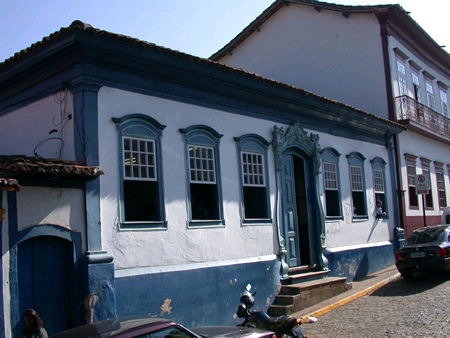 Sobrado em Sabará/MG Fonte: http://www.ipatrimonio.org/sabara-casa-azul/#!/map=38329&loc=-19.891560391213527,-43.81439924240112,16, acessado em 29/06/2019