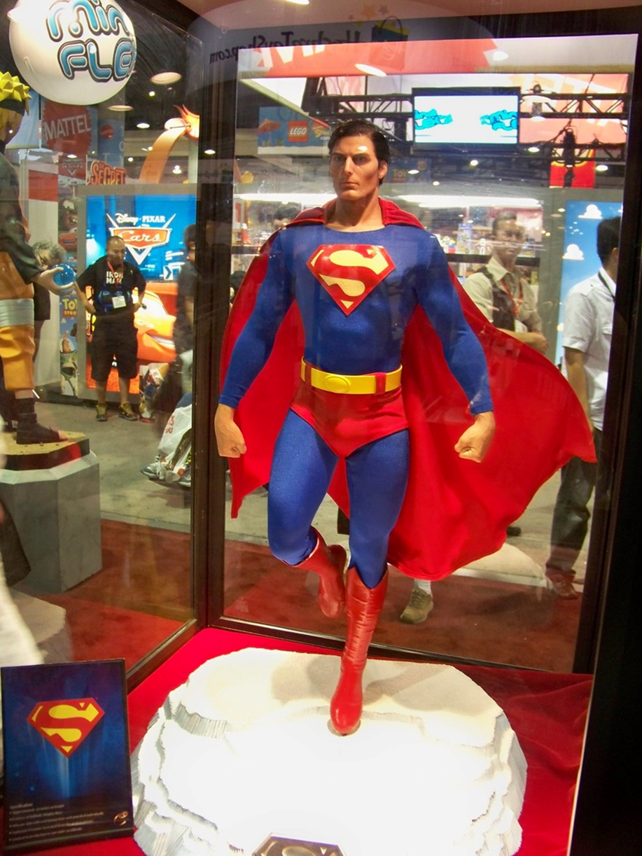 Foto: "Christopher Reeve Superman statue at the" por Castles, Capes & Clones (CC BY-ND 2.0)