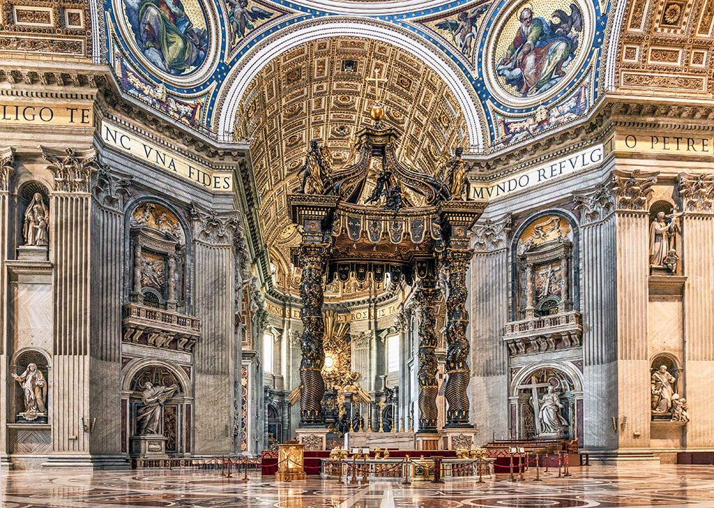 O baldaquino - Abaixo do altar onde o Papa celebra as missas na Basílica de São Pedro no Vaticano, encontra-se o corpo de São Pedro