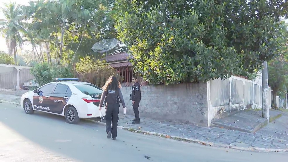 Polícia Civil realiza uma operação na manhã desta segunda-feira (3) para cumprir mandados de busca e apreensão contra pessoas que estariam envolvidas em um esquema de fraudes em Seropédica, na Baixada Fluminense — Foto: Reprodução/ TV Globo