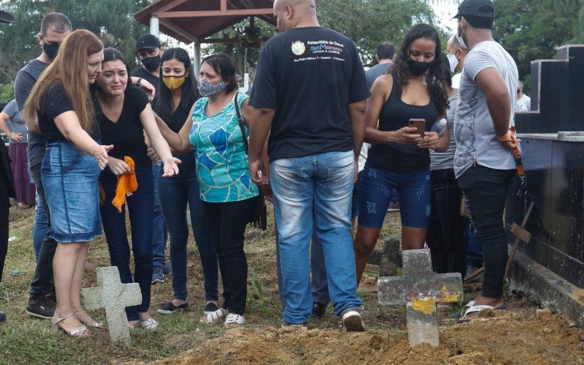 Esposa de entregador se emocionou durante o sepultamento Reginaldo Pimenta/Agência O DIA Esposa de entregador se emocionou durante o sepultamento Reginaldo Pimenta/Agência O DIA