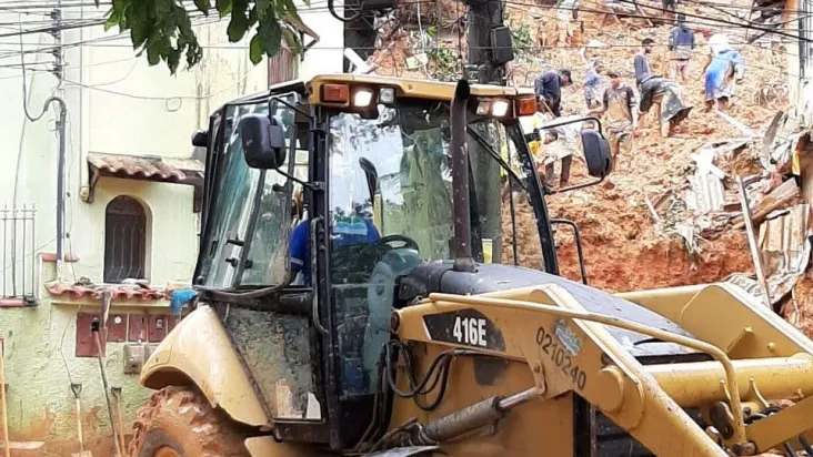 Corpo de Bombeiros informou que o desabamento ocorreu por volta das 3h50 na Rua Francisco Cesário Alvim, no bairro de Monsuaba que atingiu quatro casas Crédito: Prefeitura de Angra dos Reis