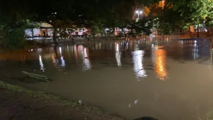Praça Afonso Pena, na Tijuca, Zona Norte do Rio de Janeiro, ficou alagada Crédito: Cleber Rodrigues/CNN