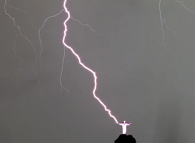 Fotografia registra o momento exato em que o Cristo foi atingido por um raio na mão direita, danificando o seu polegar.