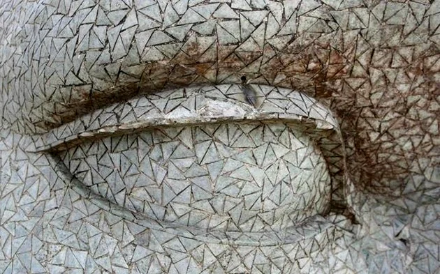 Os pequenos triângulos - chamados de tesselas - tem como objetivo proteger a estrutura de concreto armado. Os pequenos triângulos - chamados de tesselas - tem como objetivo proteger a estrutura de concreto armado.