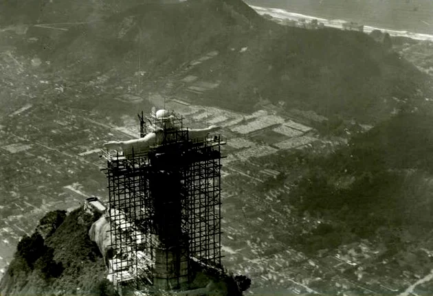 Registro feito durante a construção do Cristo Redentor.