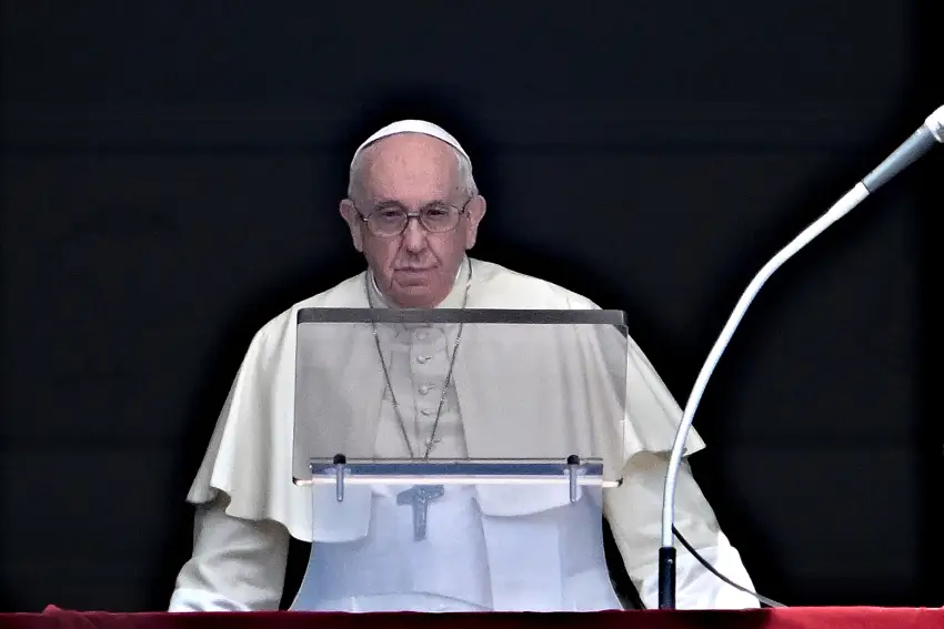 O Papa Francisco em sua janela com vista para a Praça de São Pedro, no Vaticano