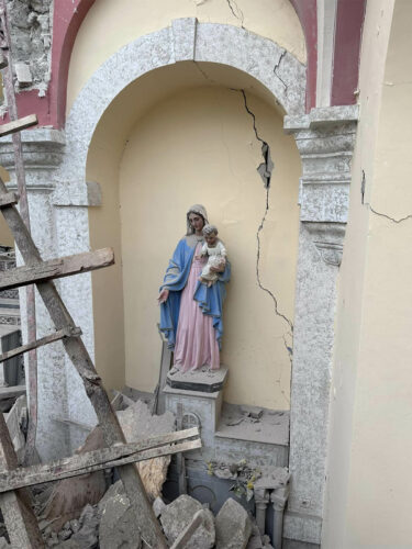 Estátua da Virgem Maria fica intacta após o terremoto que demoliu catedral na Turquia