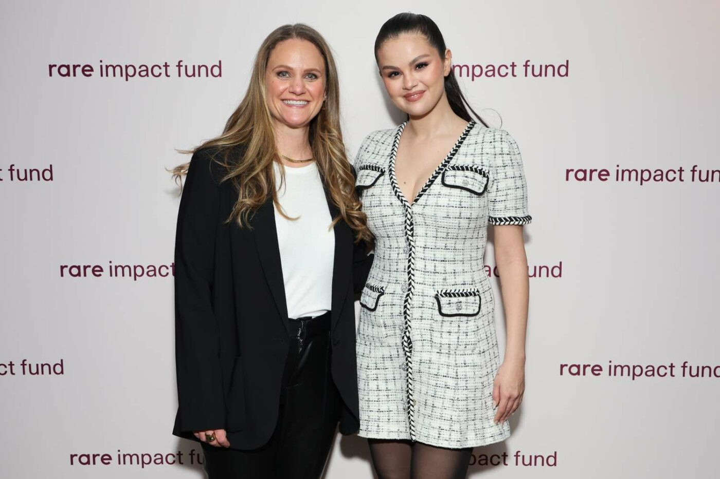 Elyse Cohen (à esquerda) é a VP de impacto social e inclusão da marca de Selena Gomez (à direita), a Rare Beauty