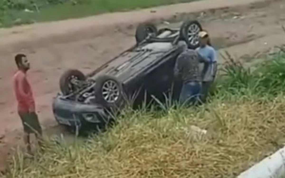 Carro captado na RJ-106, a Rodovia Amaral Peixoto, na altura do bairro Florestinha, em TamoiosDivulgação/ Internet