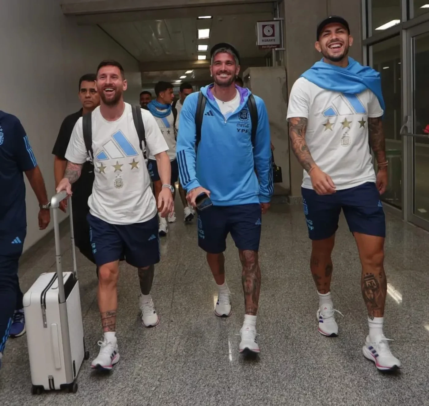Messi, De Paul e Paredes, no desembarque da seleção argentina no Rio de JaneiroDivulgação / AFA
