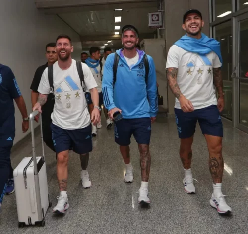 Messi, De Paul e Paredes, no desembarque da seleção argentina no Rio de Janeiro Divulgação / AFA