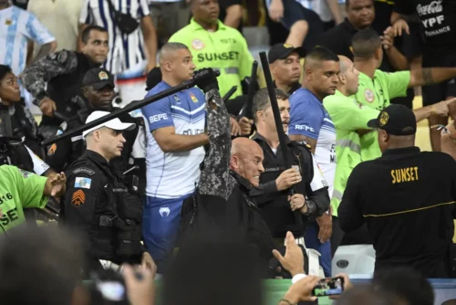 Policiais brigam com torcedores argentinos — Foto: André Durão