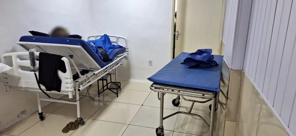 Policiais encontraram paciente repousando sob o efeito de anestésicos em clínica de Nova Iguaçu — Foto: Reprodução