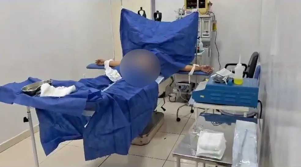 Policiais encontraram paciente passando por procedimento de lipoaspiração em clínica de Nova Iguaçu — Foto: Reprodução