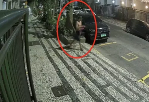 Nos registros, os homens aparecem na Rua Figueiredo Magalhães, em Copacabana, momentos depois de esfaquearem Gabriel Mongenot Santana Milhomem Santos, de 25 anos — Foto: Reprodução