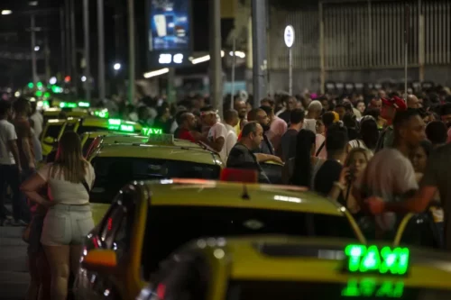 O preço cobrado pelos taxistas chega a quintuplicar a depender da demanda — Foto: Alexandre Cassiano/Agência O Globo