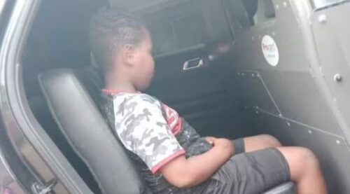Mãe de menino de 10 anos preso por urinar em rua nos EUA processa a polícia e prefeitura e exige R$ 10 milhões — Foto: Reprodução