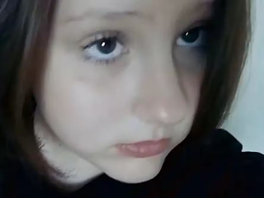 Menina de 12 anos é morta em ataque de 15 cães de rua quando voltava da escola Menina de 12 anos é morta em ataque de 15 cães de rua quando voltava da escola